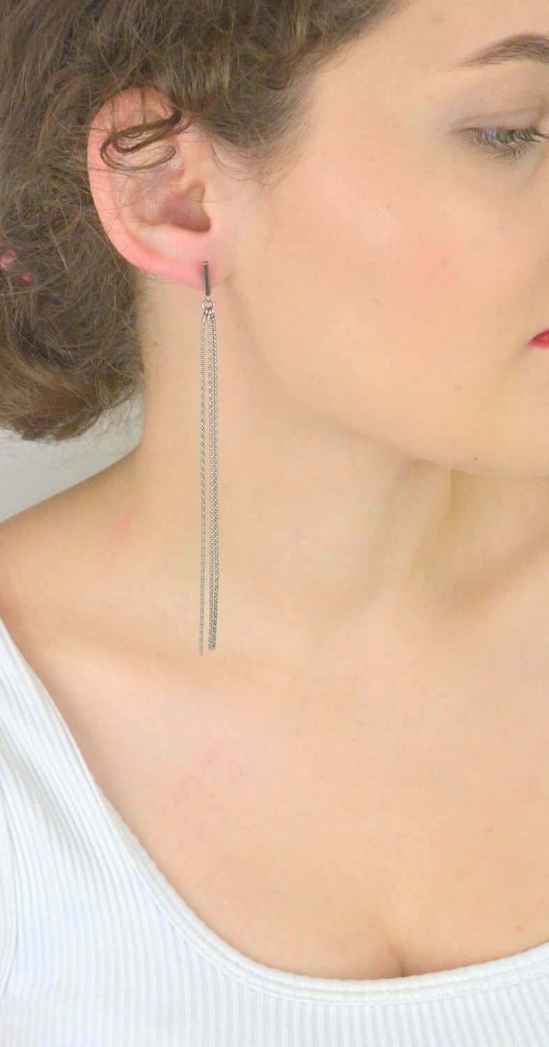 Kolczyki damskie srebrne 925 OR RM 20867 053 z trzema łańcuszkami. Długość 12 cm, zapięcie na sztyft, waga 3,60 g. Eleganckie, długie kolczyki na specjalne okazje.1.jpg